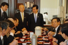 伊藤達也ブログ【調布市・三鷹市・稲城市・狛江市選出】-130308三鷹国会見学食事風景